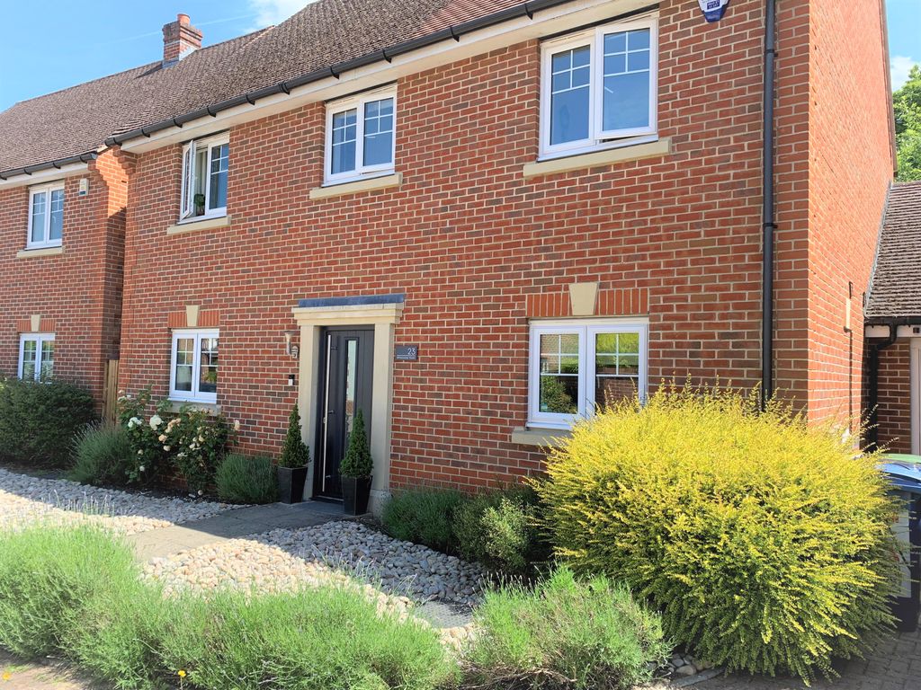 4 bed detached house to rent in Whitewater Road, Fleet, Hampshire GU51
