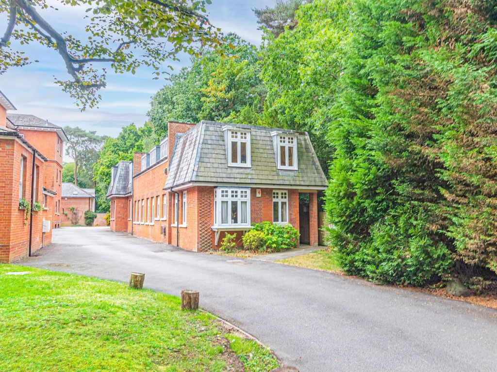 2 bed flat to rent in Daneswood, Heath Lane, Woburn Sands, Milton