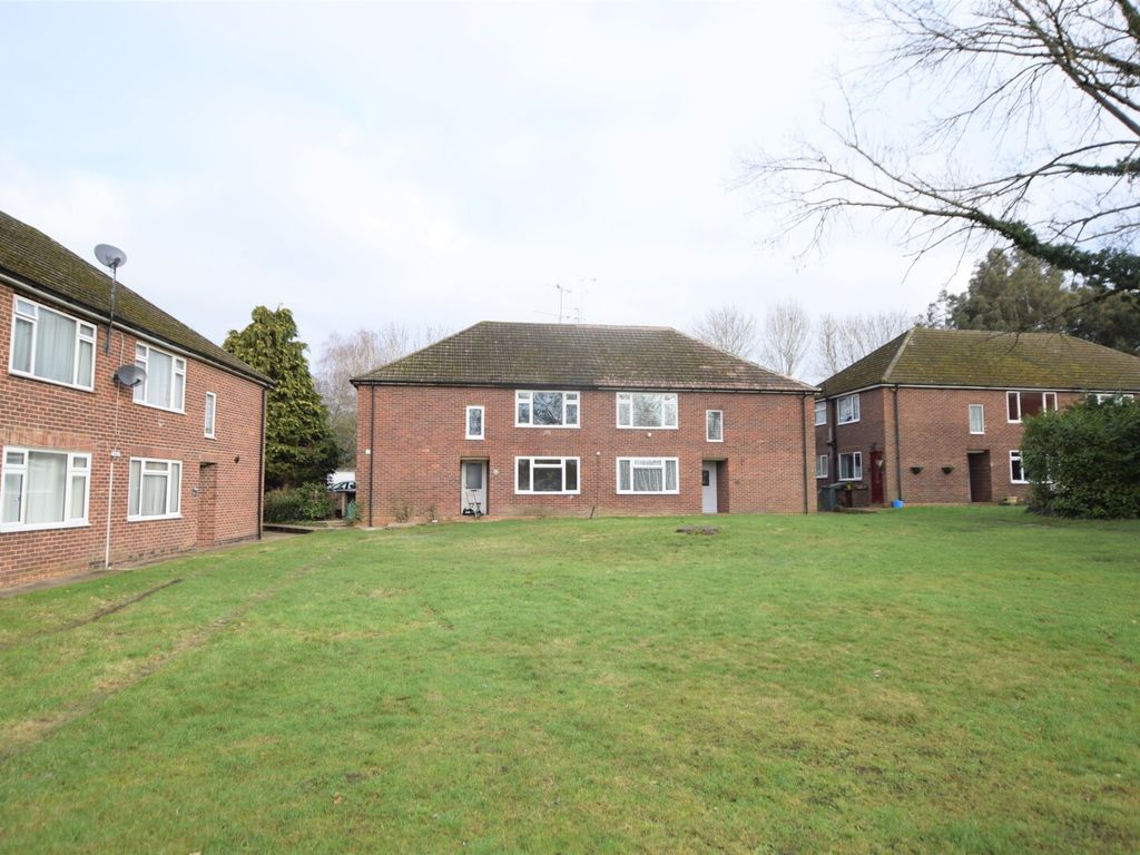 2 bed to rent in Hinton Close, Crowthorne, Berkshire RG45