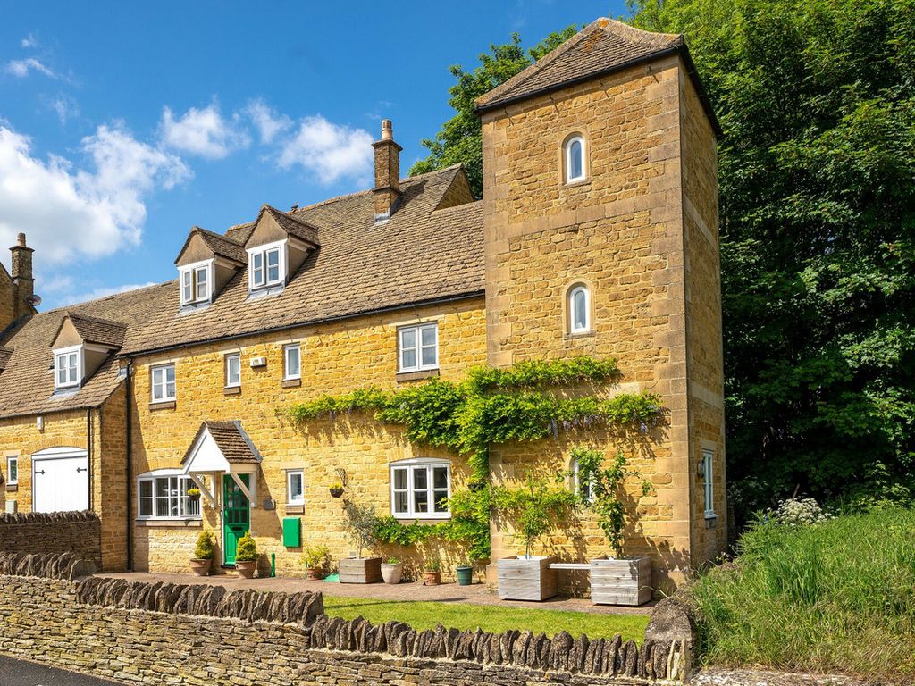 6 bed end terrace house for sale in Shepherds Way, Stow On The Wold