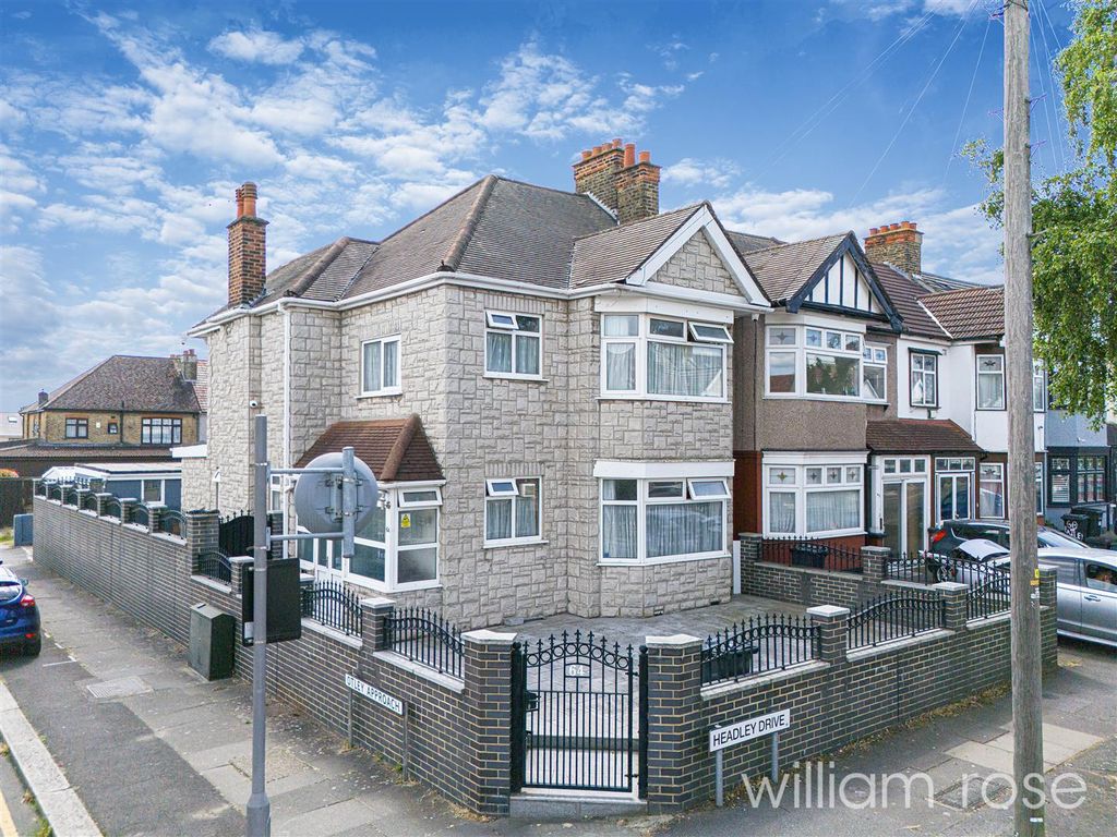 3 bed semidetached house for sale in Headley Drive, Ilford IG2, £