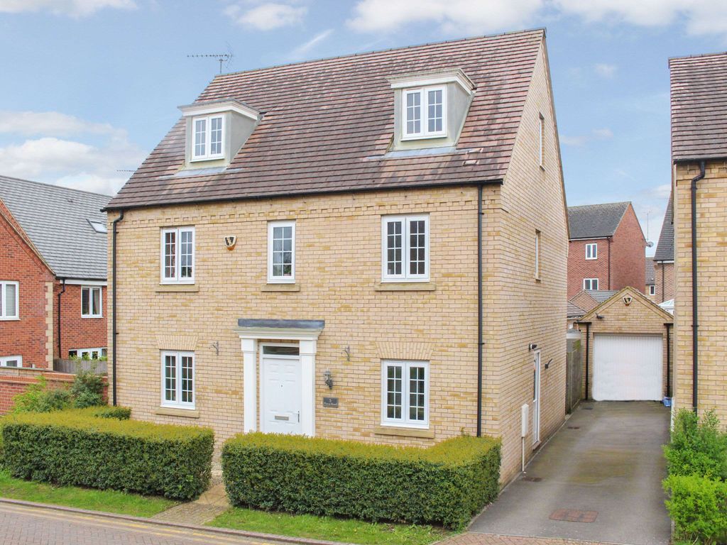 5 bed detached house for sale in Plover Road, Leighton Buzzard LU7, £