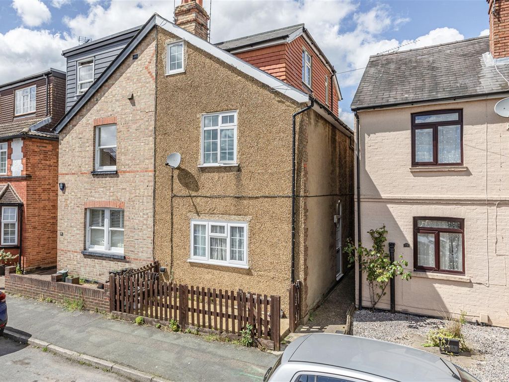 4 bed semidetached house for sale in Binfield Road, Byfleet, West