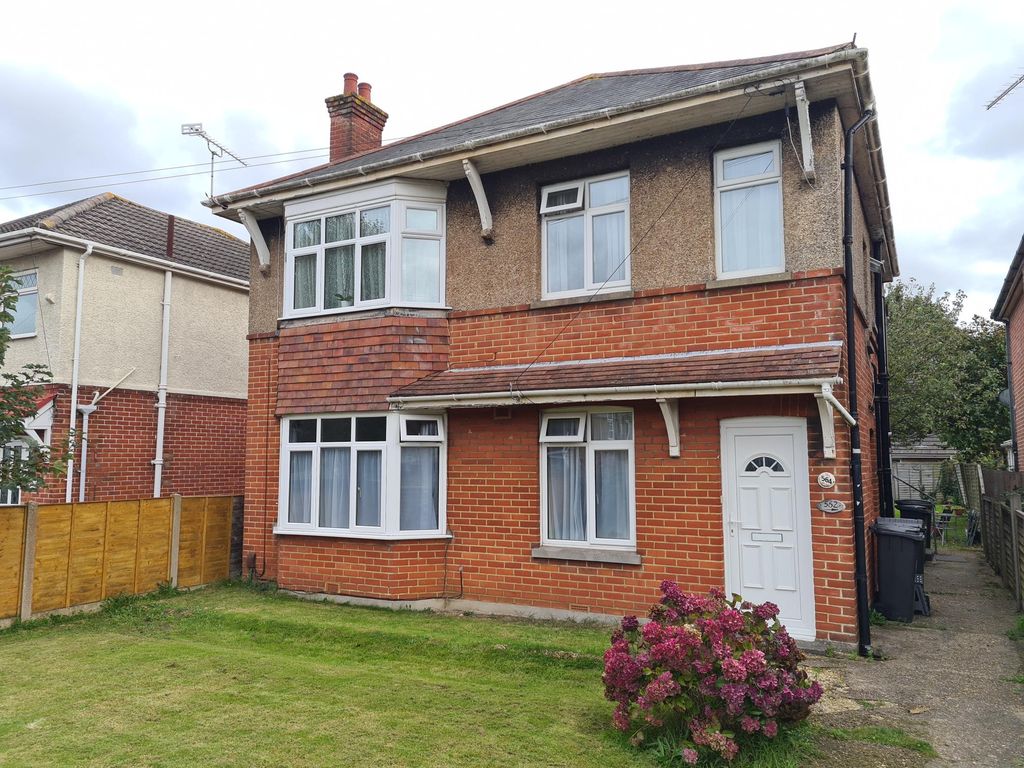 2 bed flat to rent in Charminster Road, Bournemouth BH8, £1,200 pcm
