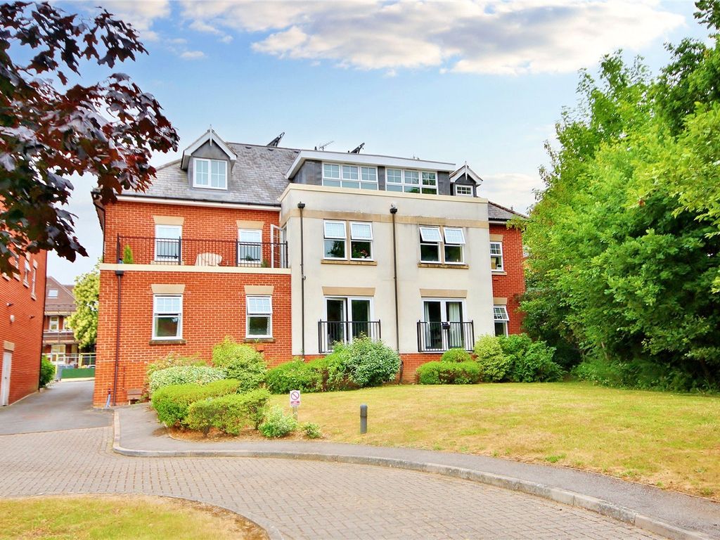 2 bed flat to rent in Claremont Avenue, Woking, Surrey GU22, £1,400 pcm Zoopla