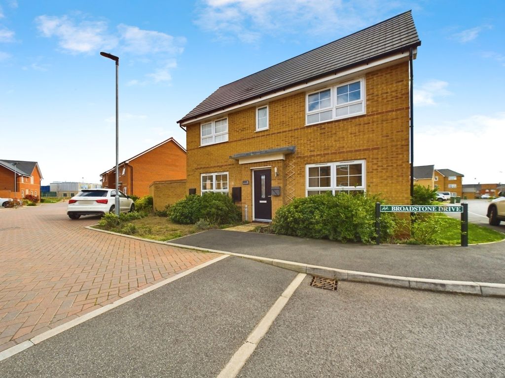 3 bed semidetached house for sale in Broadstone Drive, Hampton Water