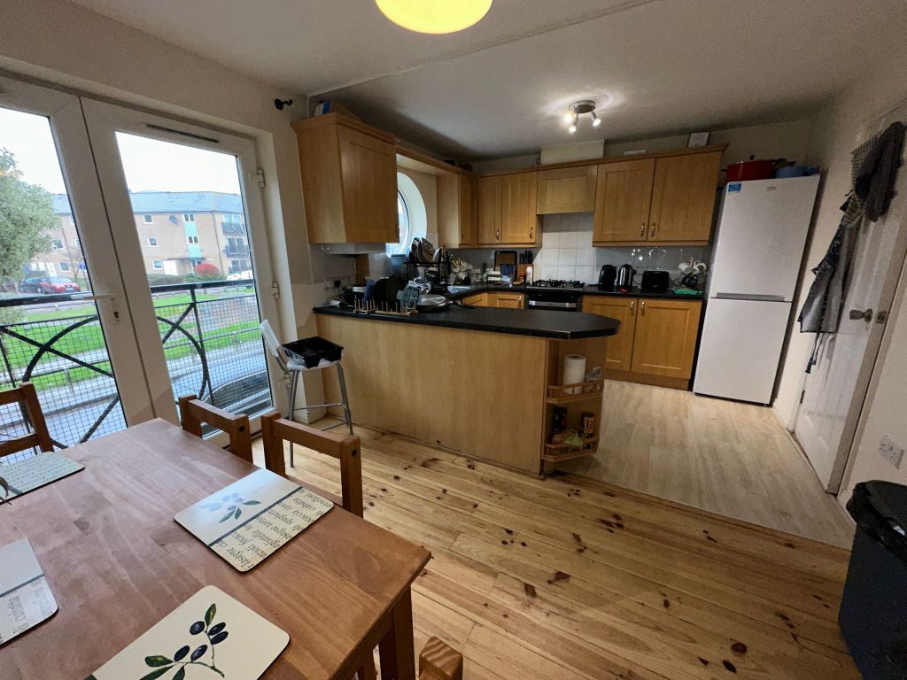 Room to rent in Miles Drive, London SE28, £875 pcm Zoopla