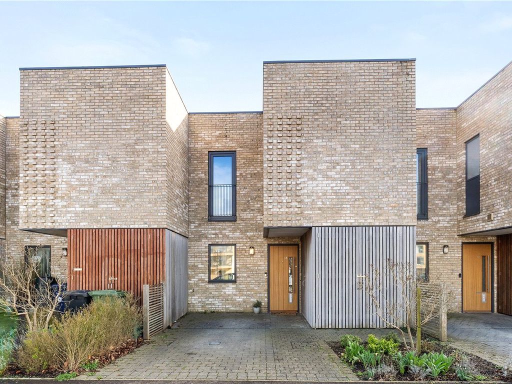 2 bed terraced house for sale in Lapwing Avenue, Trumpington, Cambridge
