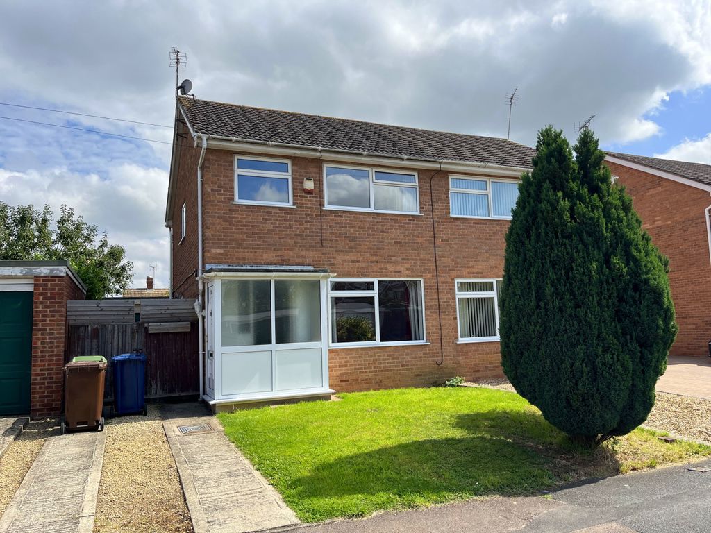 3 bed semidetached house to rent in Knights Way, Newtown, Tewkesbury