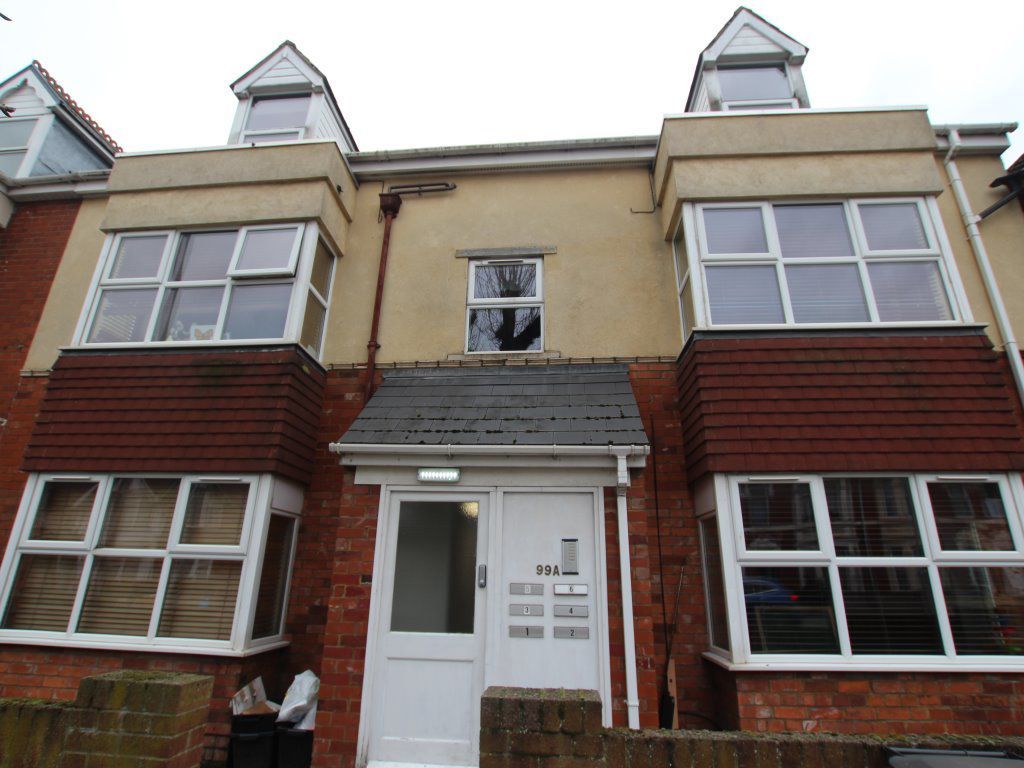2 bed flat to rent in County Road, Swindon SN1, £800 pcm Zoopla
