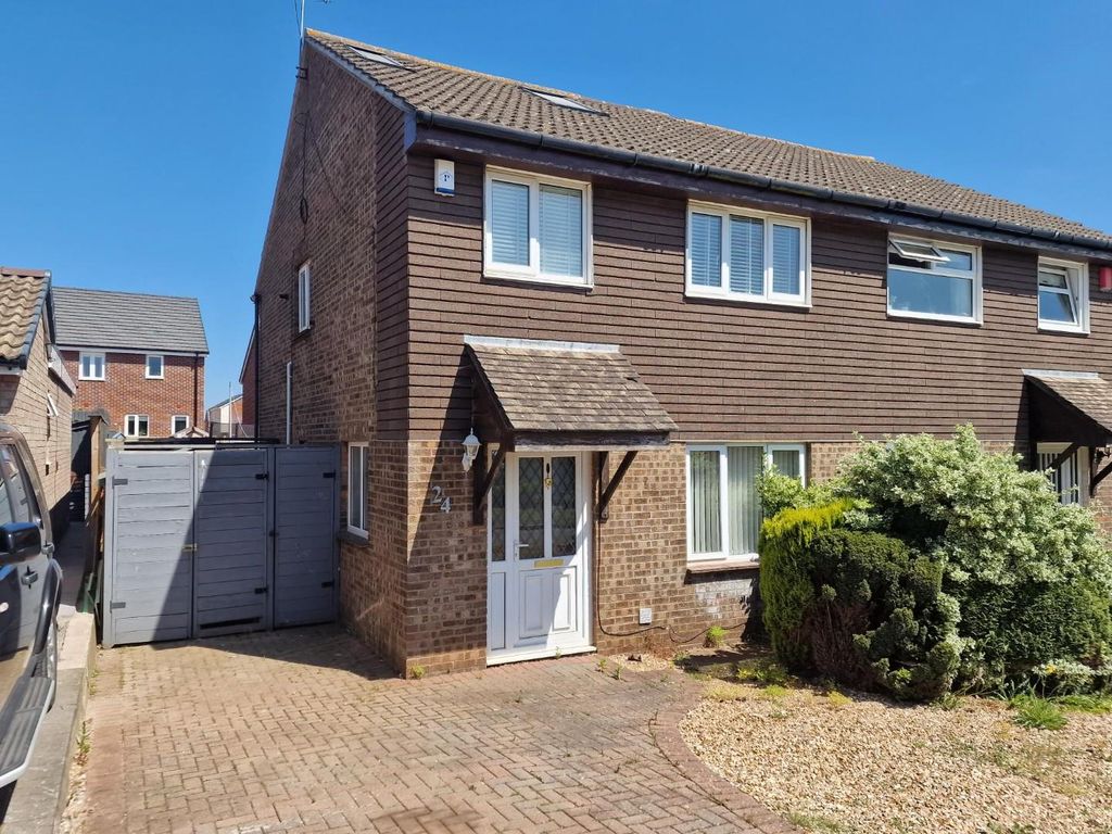 4 bed semidetached house to rent in Slade Close, Sully, Penarth CF64