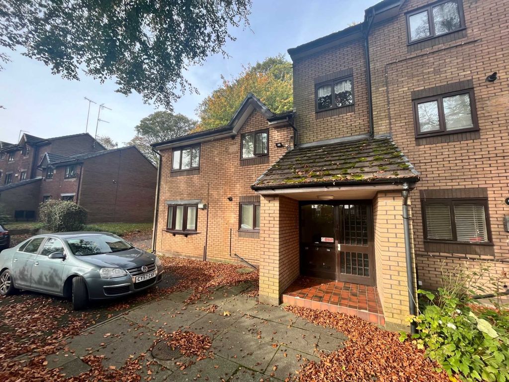 2 bed flat to rent in Crescent Avenue, Prestwich M25, £825 pcm Zoopla