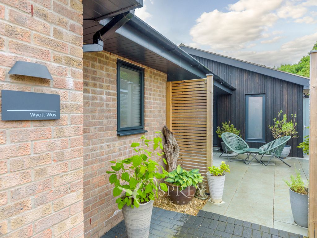 3 bed detached bungalow for sale in Oundle, Northamptonshire PE8, £