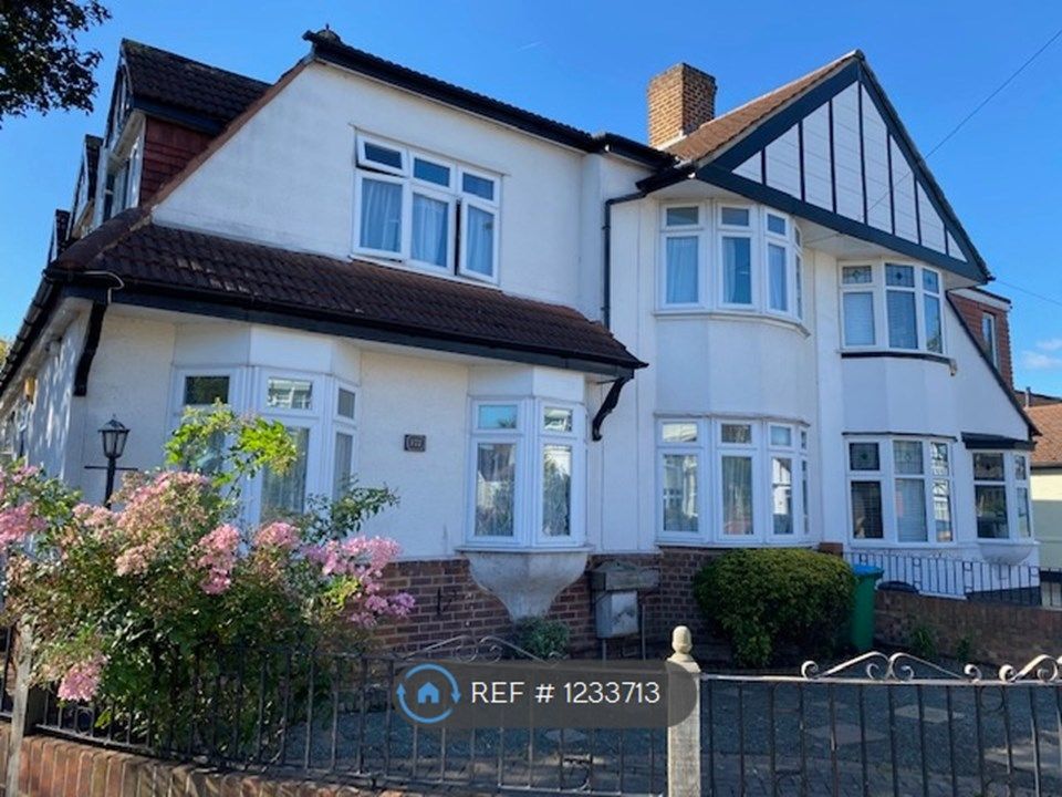 Room to rent in Lyndhurst Avenue, Twickenham TW2 Zoopla