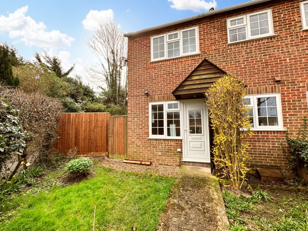 1 bed semidetached house to rent in St. Benedicts Close, Aldershot