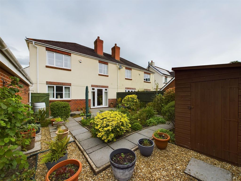 4 bed semidetached house for sale in Erwr Brenhinoedd, Llandybie