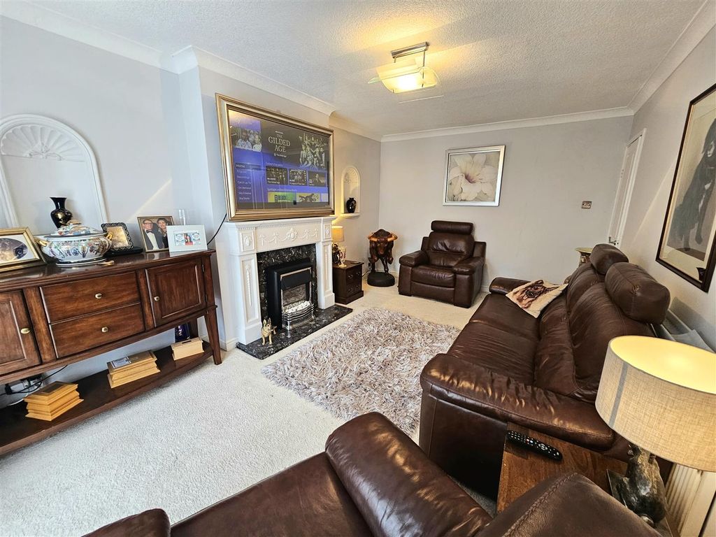 3 bed semidetached bungalow for sale in Maid Marian Avenue, Bilsthorpe
