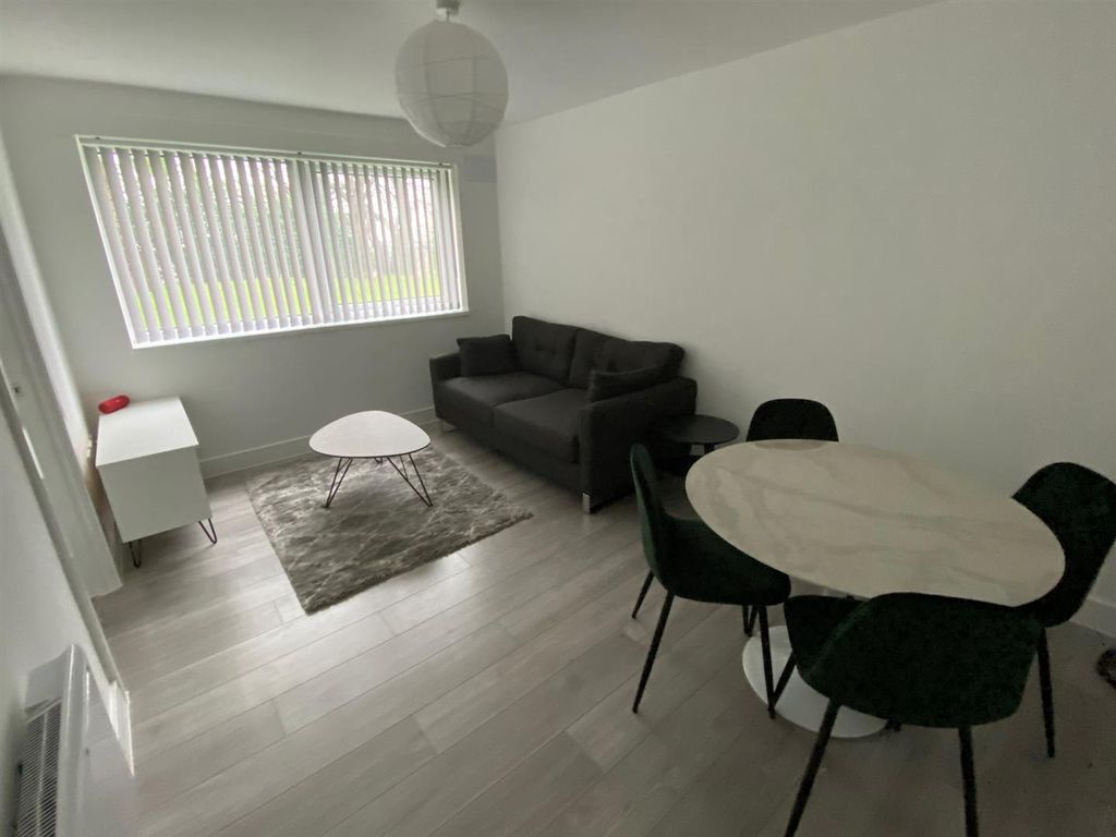 2 bed flat to rent in Cholmondeley Road, Salford M6, £995 pcm Zoopla