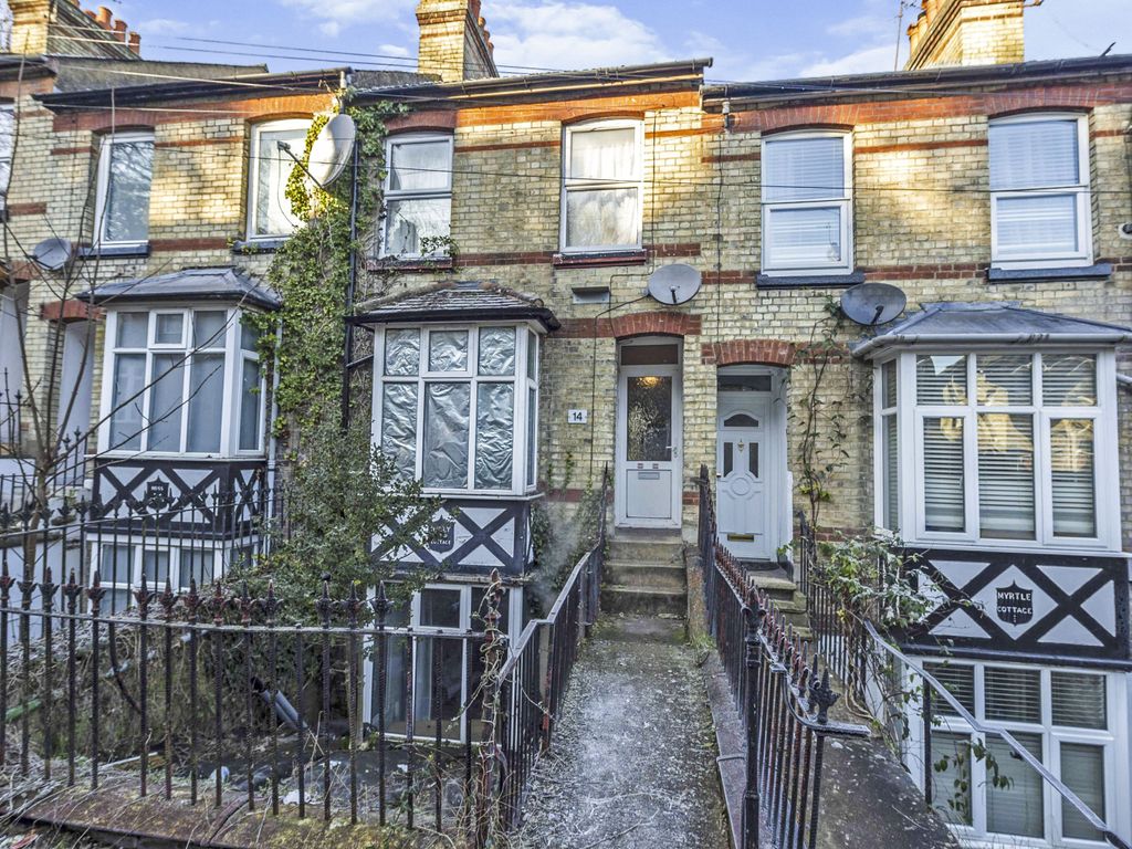 4 bed terraced house for sale in Gladstone Avenue, Luton, Bedfordshire