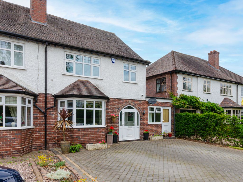 4 bed semidetached house for sale in Whitehouse Common Road, Sutton