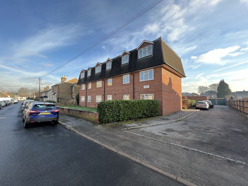1 bed flat for sale in Edgell Road, StainesUponThames, Surrey TW18