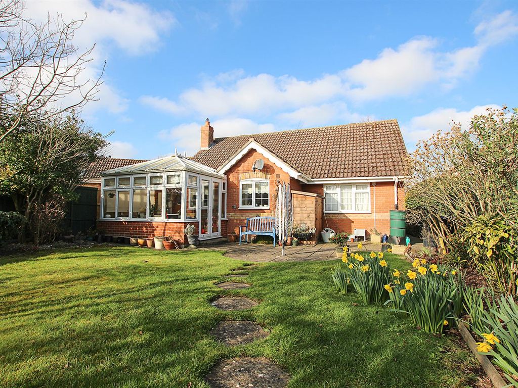 3 bed detached bungalow for sale in Hatley Drive, Burwell, Cambridge