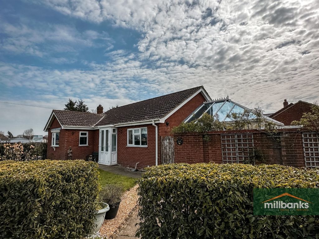 3 bed detached bungalow for sale in Norwich Road, Attleborough, Norfolk