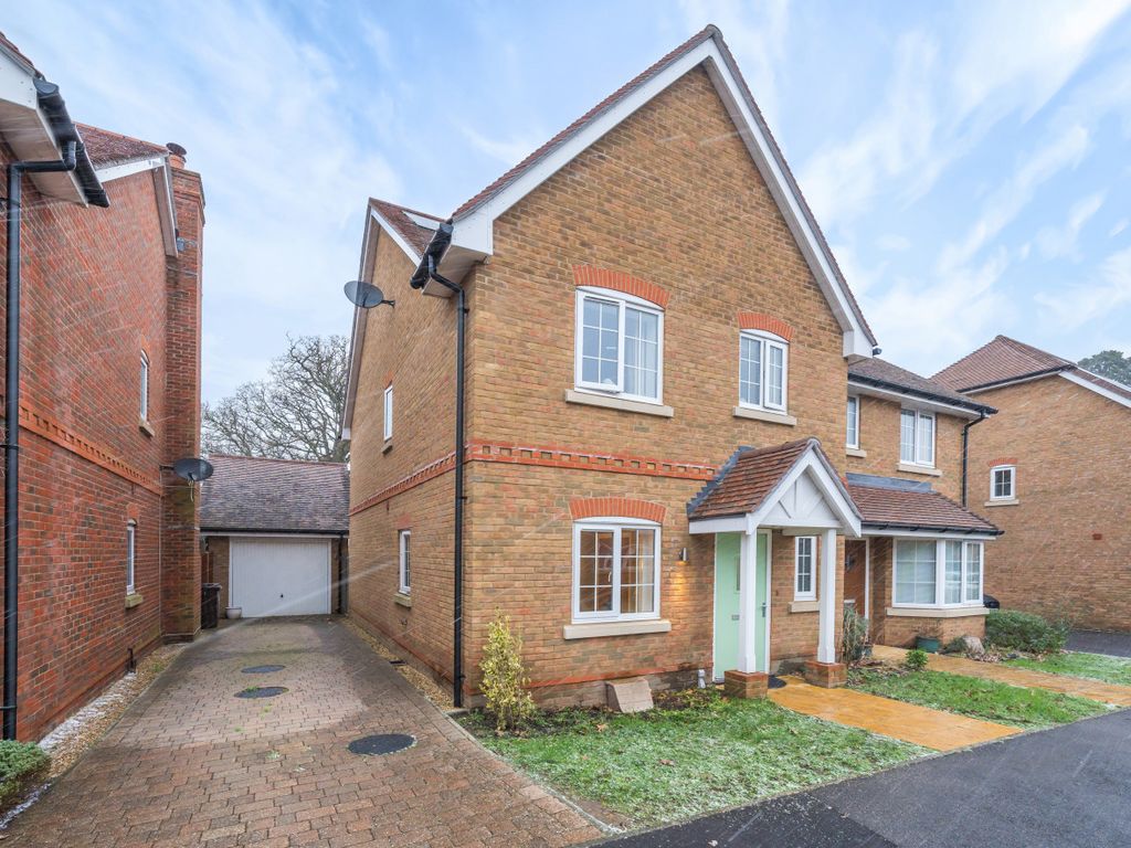 3 bed semidetached house for sale in Phillips Close, Wokingham