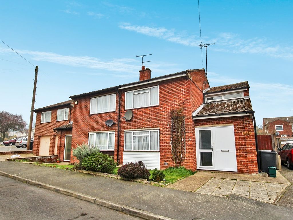 3 bed semidetached house for sale in Bedells Avenue, Black Notley