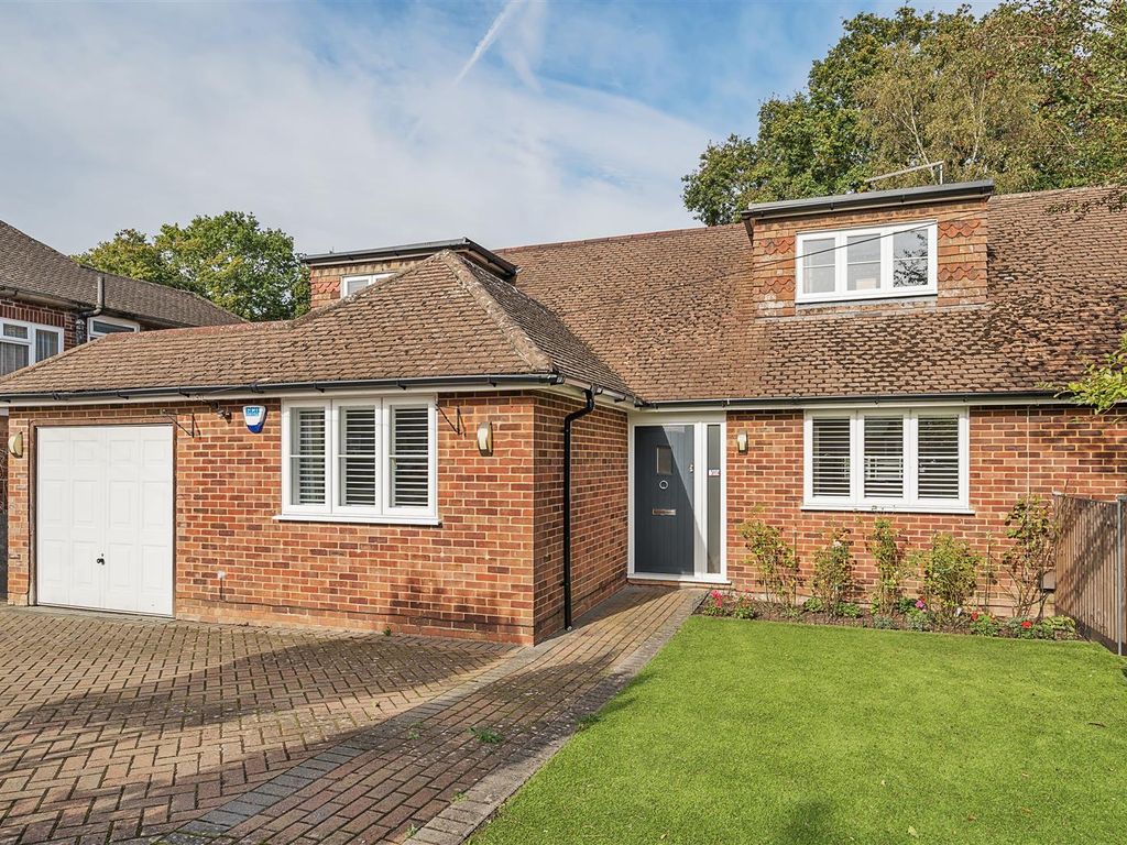 4 bed property for sale in Frensham Road, Crowthorne, Berkshire RG45, £