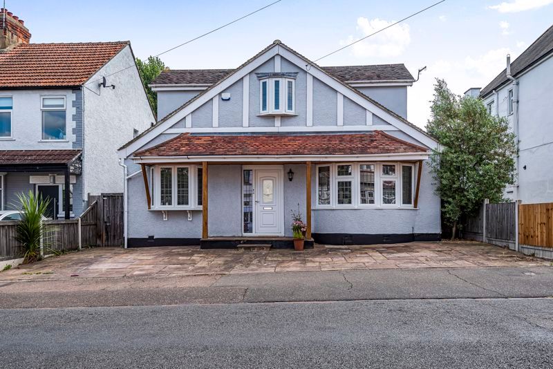 4 bed detached house for sale in Oakleigh Park Drive, LeighOnSea SS9