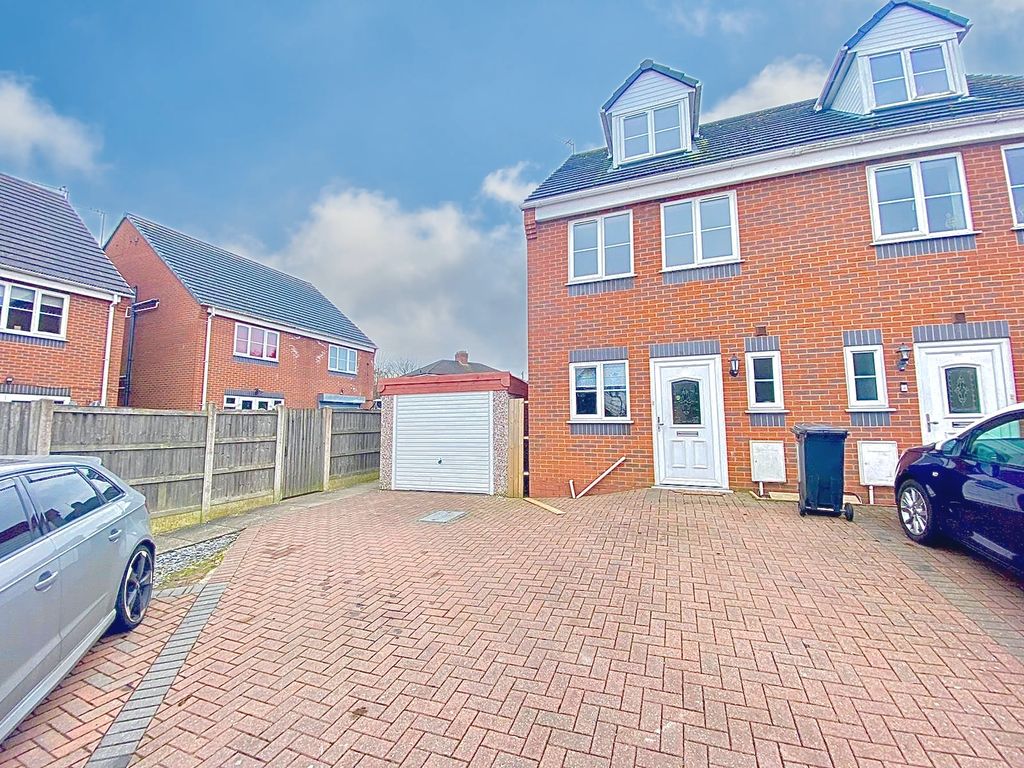 3 bed town house to rent in Parkes Hall Road, Dudley DY1, £925 pcm Zoopla