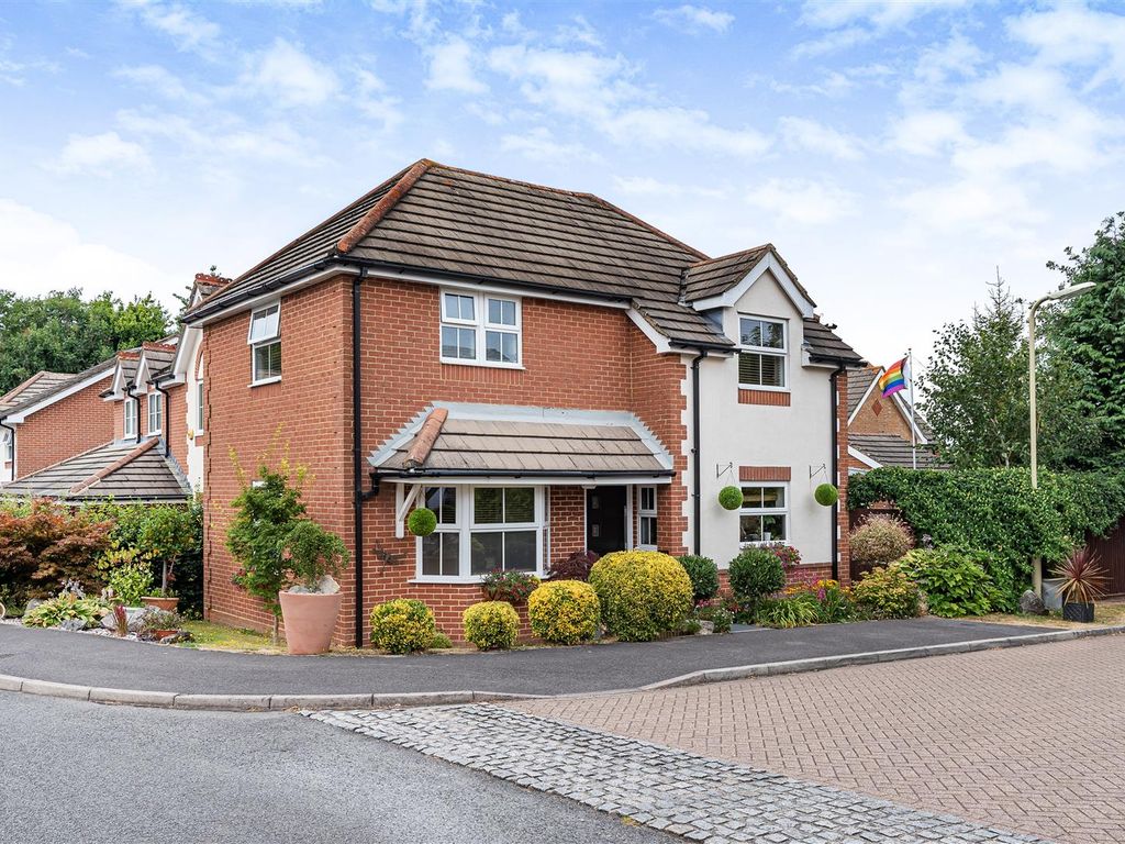 3 bed detached house for sale in Chatsworth Green, Hatch Warren