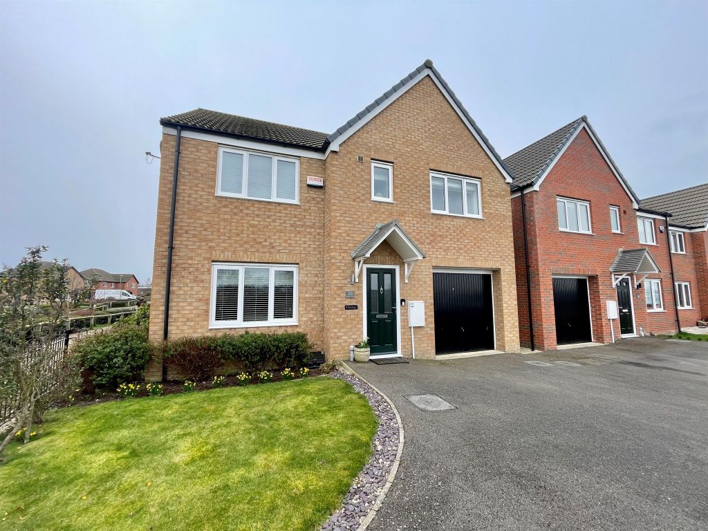 5 bed detached house for sale in Squire Close, Market Deeping