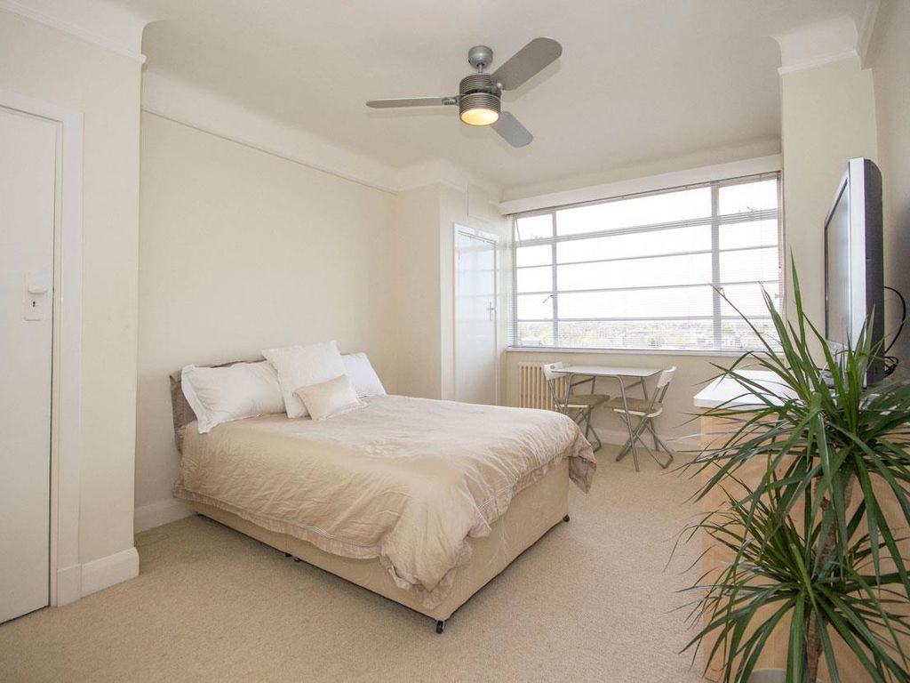 Studio to rent in Balham High Road, London SW17, £1,300 pcm Zoopla