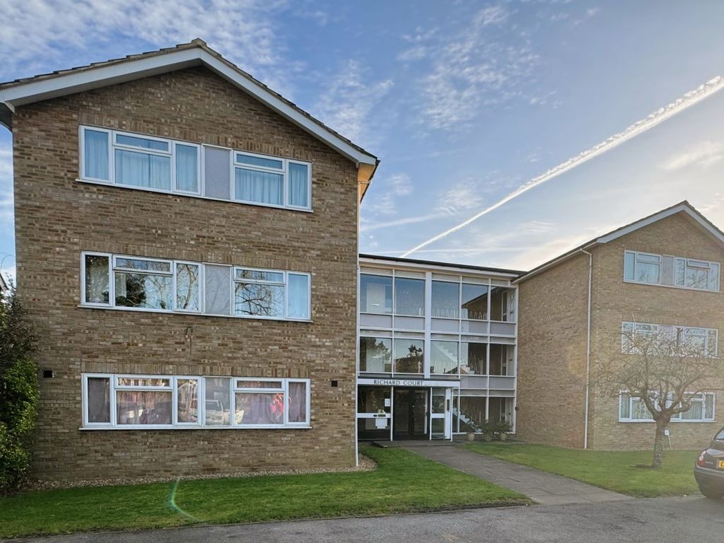 2 bed flat to rent in Fordbridge Road, Ashford TW15, £1,350 pcm Zoopla