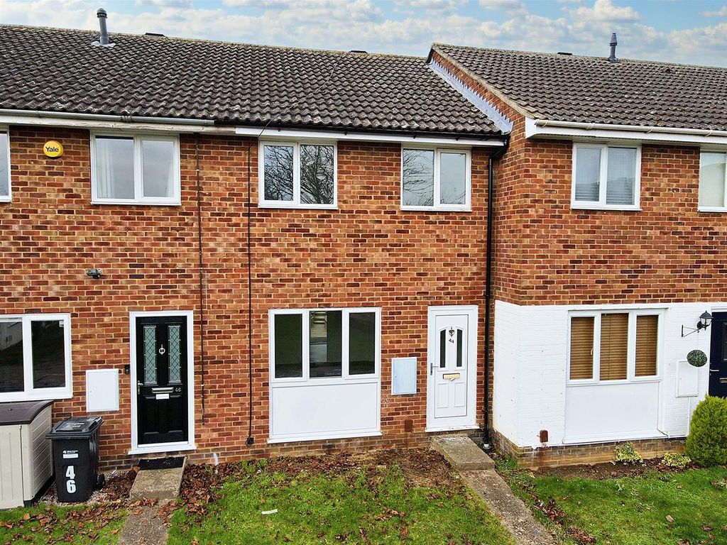 3 bed terraced house for sale in Carroll Close, Newport Pagnell MK16, £