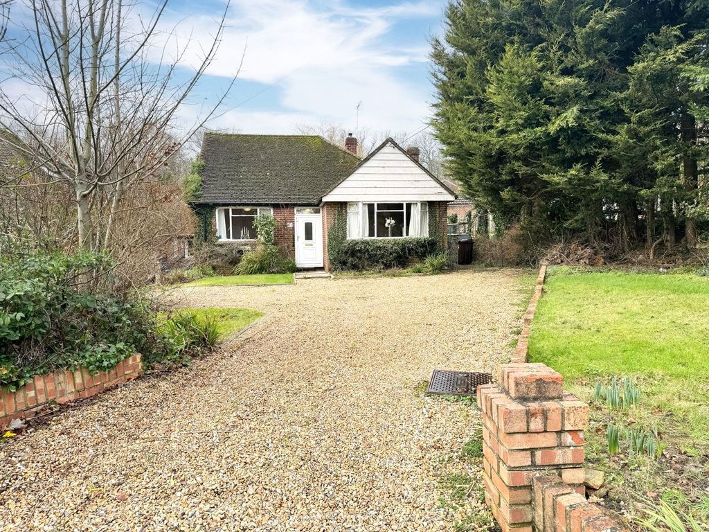 3 bed bungalow for sale in Bearwood Road, Wokingham, Berkshire RG41, £