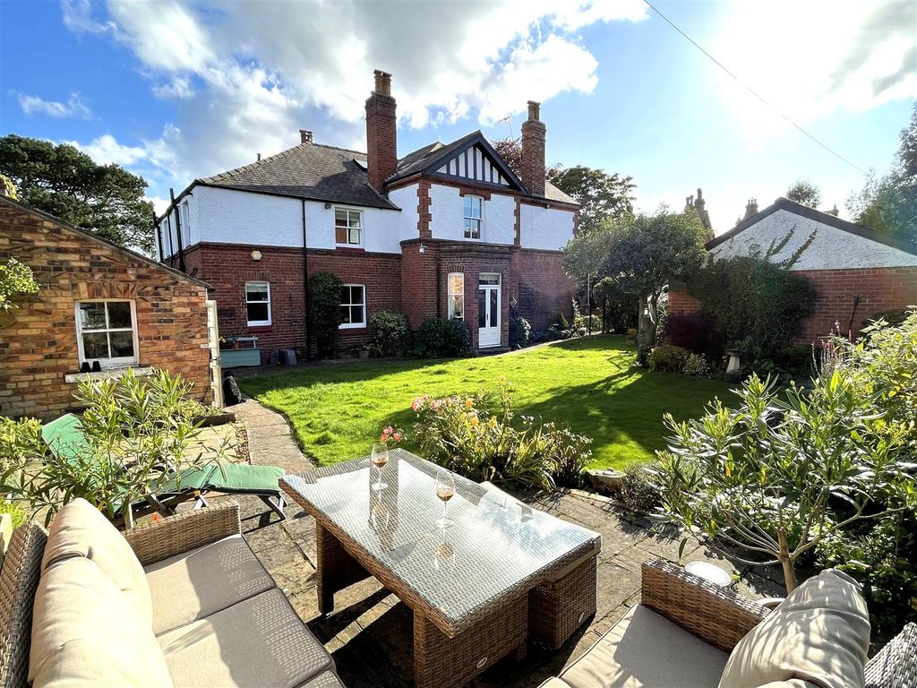 3 bed semidetached house for sale in West Park Road, Scalby