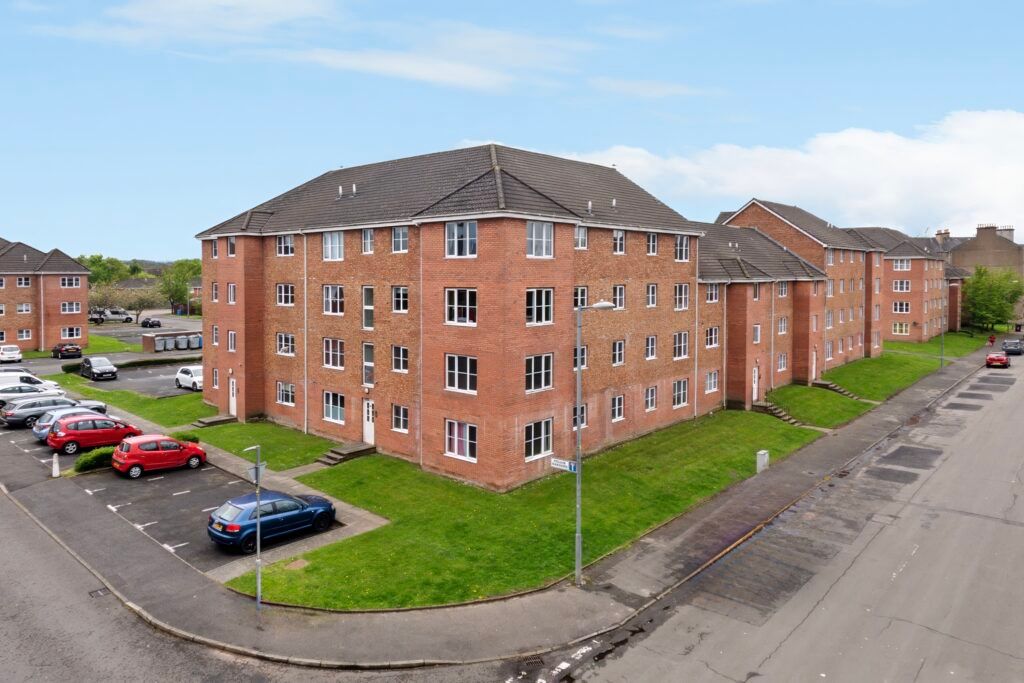 2 bed flat for sale in Tullis Gardens, Bridgeton, Glasgow G40, £120,000