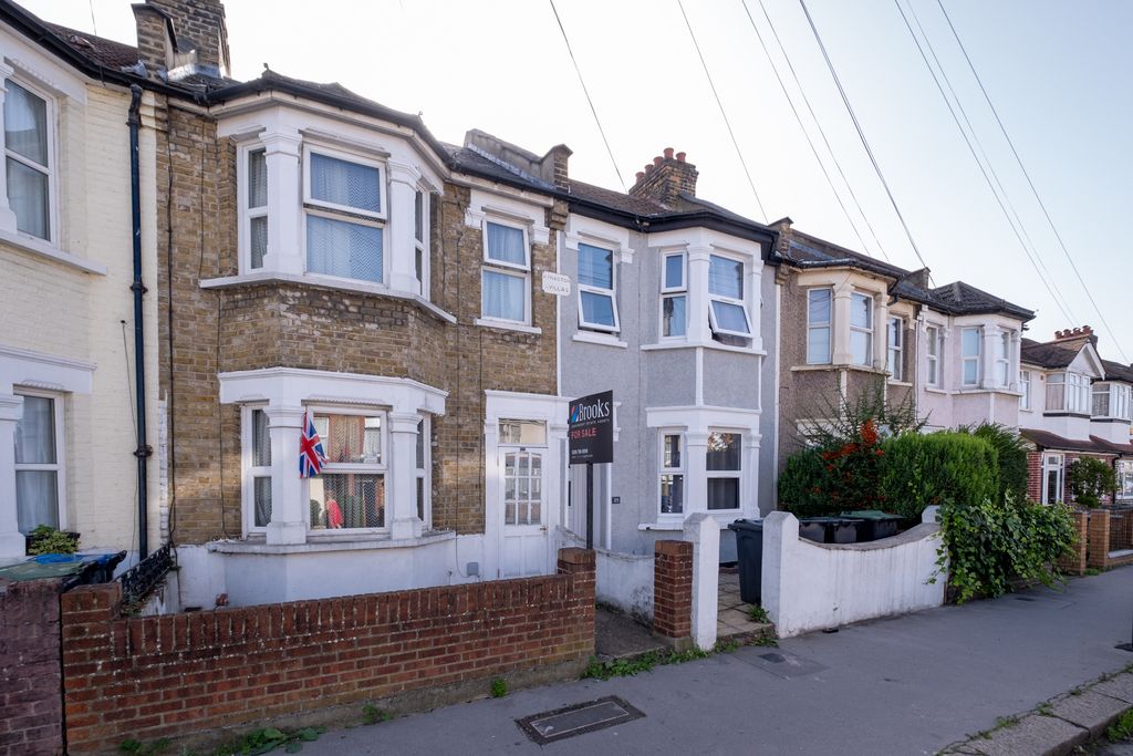 4 bed property for sale in Kynaston Road, Thornton Heath CR7, £450,000