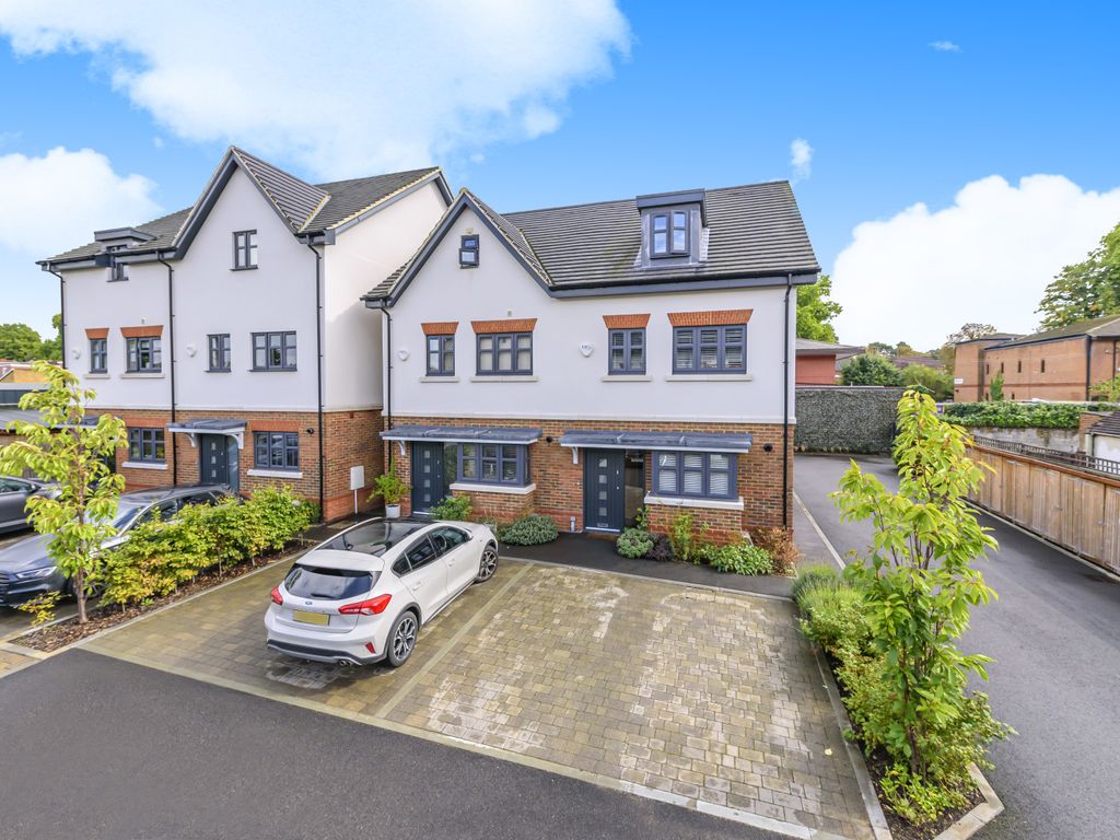 North Road, Woking GU21  