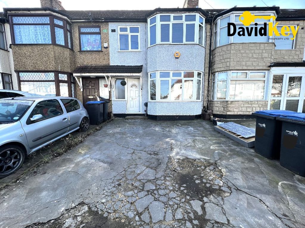 3 bed terraced house for sale in Pembroke Road, London N13 Zoopla