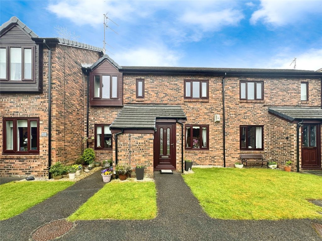 2 bed flat for sale in Preston Old Road, Blackburn, Lancashire BB2, £