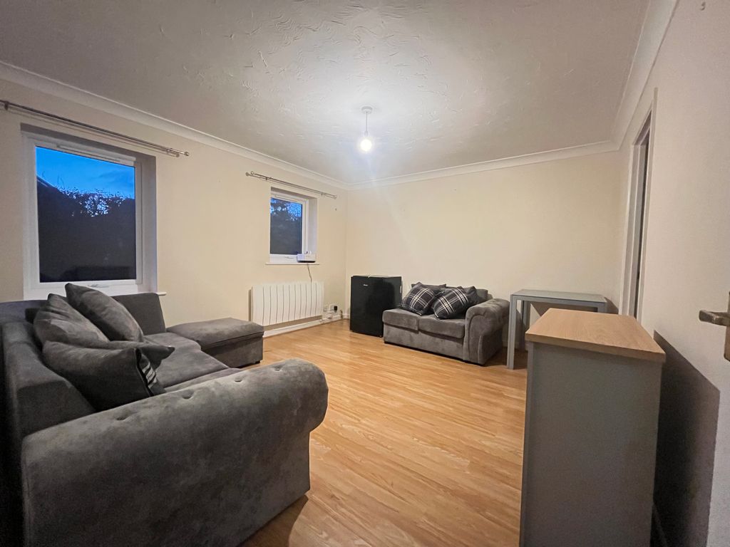 2 bed flat to rent in St. Neots Road, Eaton Ford, St. Neots PE19, £975