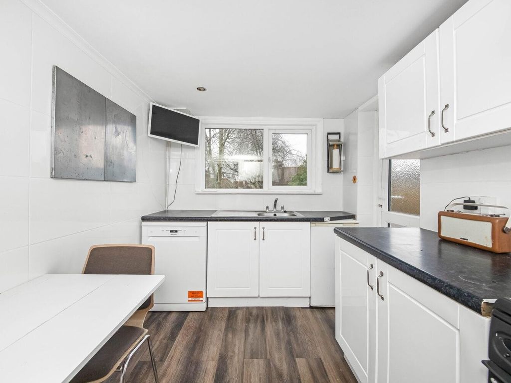 3 bed terraced house to rent in Queen Mary Road, Upper Norwood, London