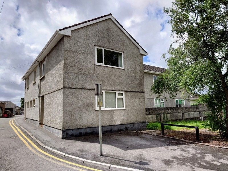 5 bed flat to rent in Woods Row, Carmarthen, Carmarthenshire. SA31, £