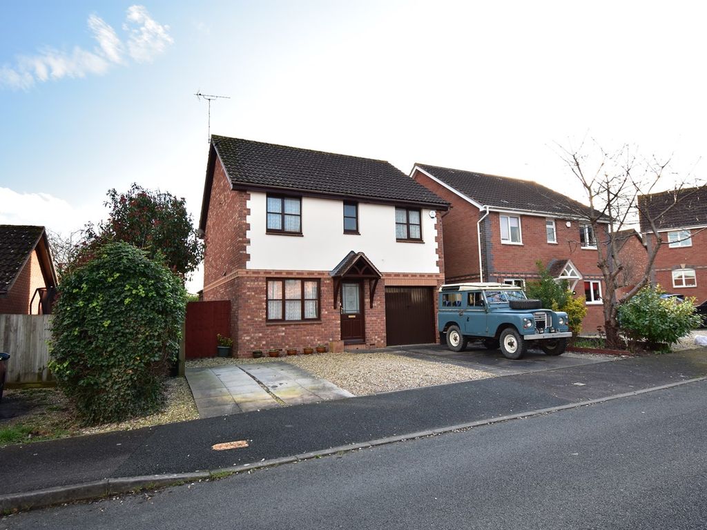 4 bed detached house for sale in Courtney Close, Tewkesbury GL20, £