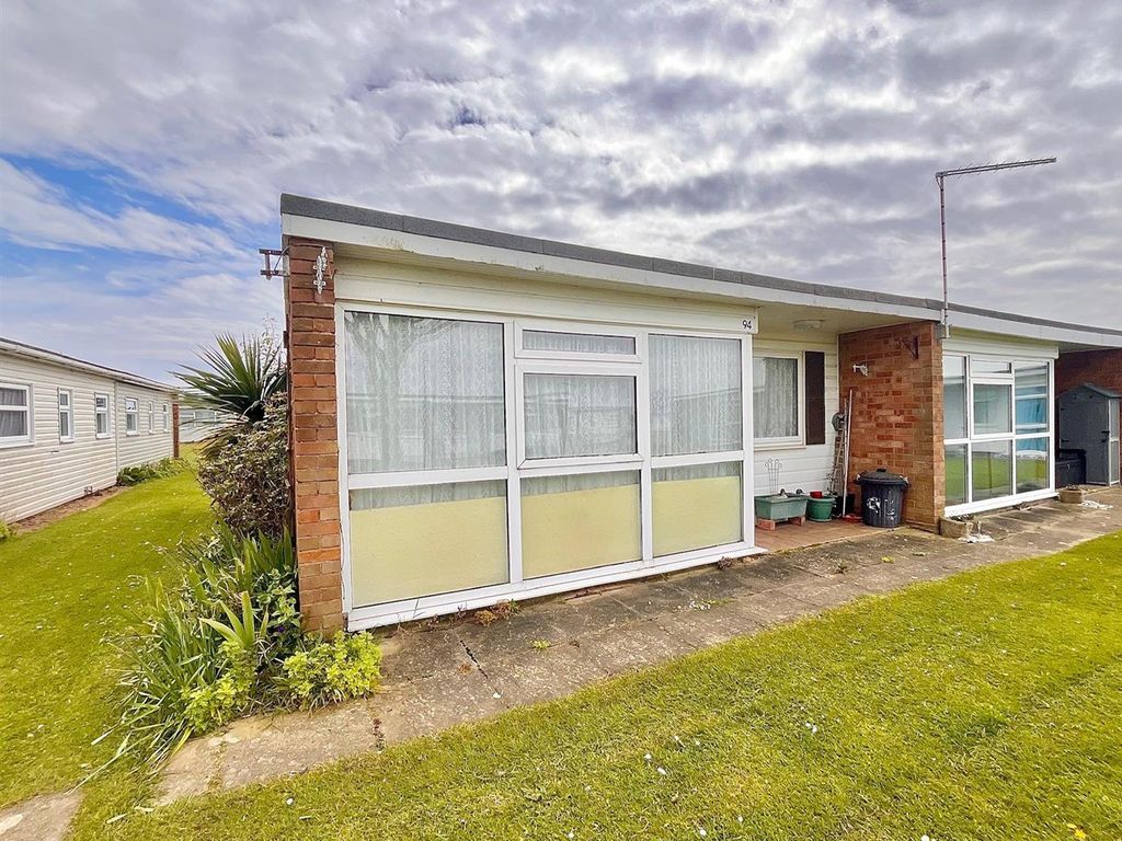 2 bed chalet for sale in Sundowner, Newport Road, Hemsby NR29, £23,000 Zoopla