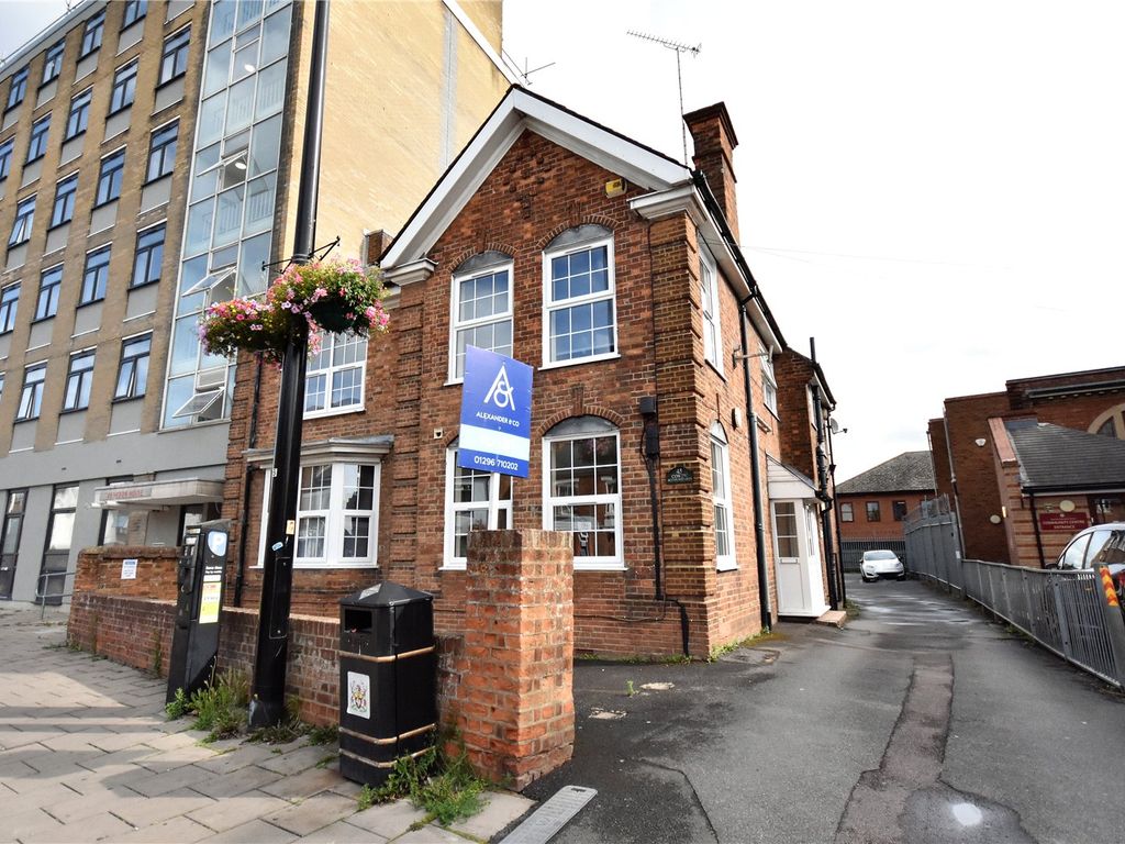 Studio to rent in Buckingham Street, Aylesbury, Buckinghamshire HP20
